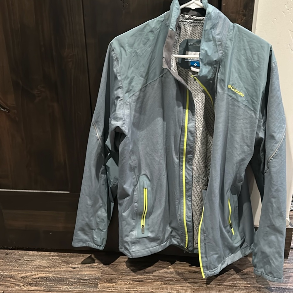 Men’s Columbia Omni-dry rain jacket.